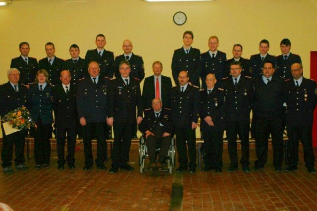 2012-02-11 -22- JHV FF BLtbg alle Geehrten, Befoerderten, Gaeste (3)